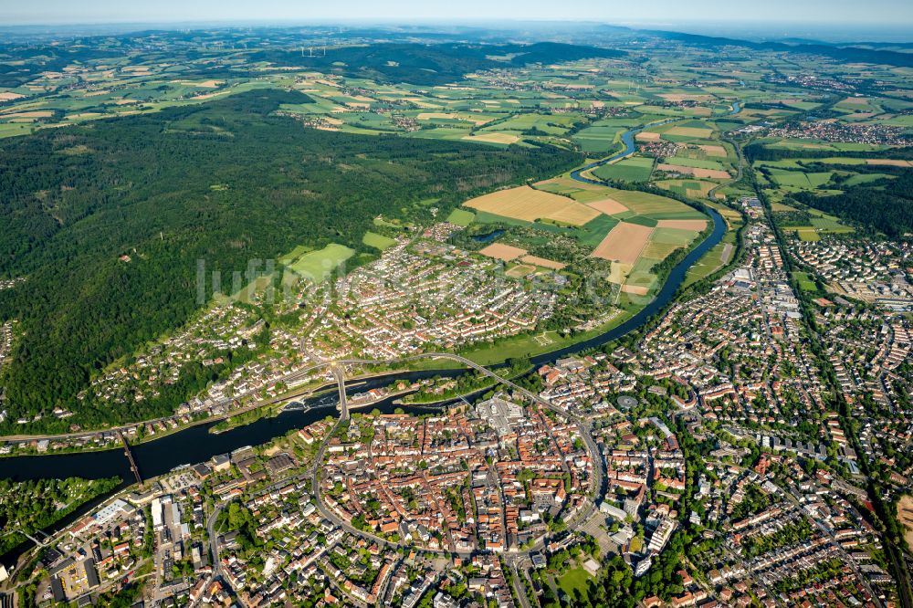 Hameln aus der Vogelperspektive: Stadtansicht am Ufer des Flußverlaufes der Weser in Hameln im Bundesland Niedersachsen, Deutschland