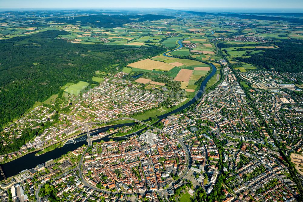 Luftbild Hameln - Stadtansicht am Ufer des Flußverlaufes der Weser in Hameln im Bundesland Niedersachsen, Deutschland