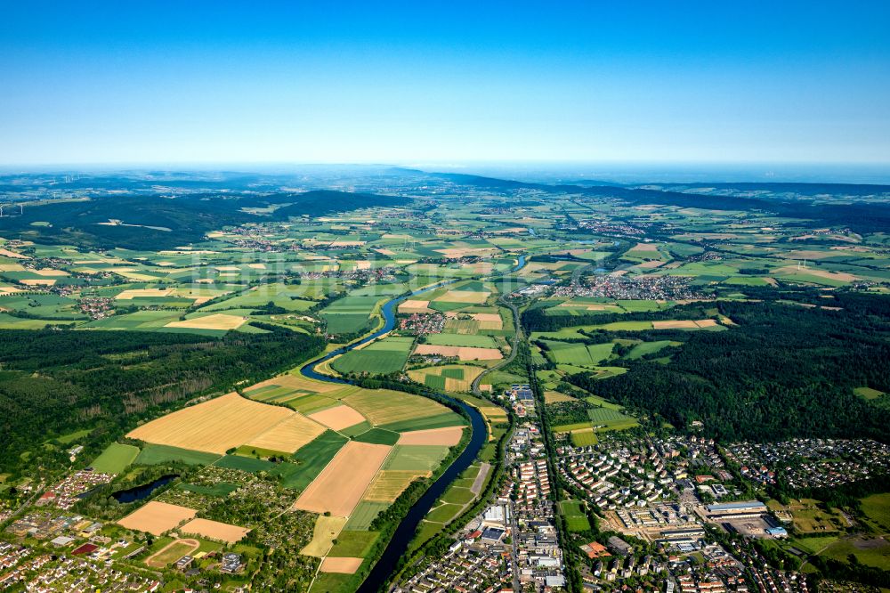 Luftaufnahme Hameln - Stadtansicht am Ufer des Flußverlaufes der Weser in Hameln im Bundesland Niedersachsen, Deutschland