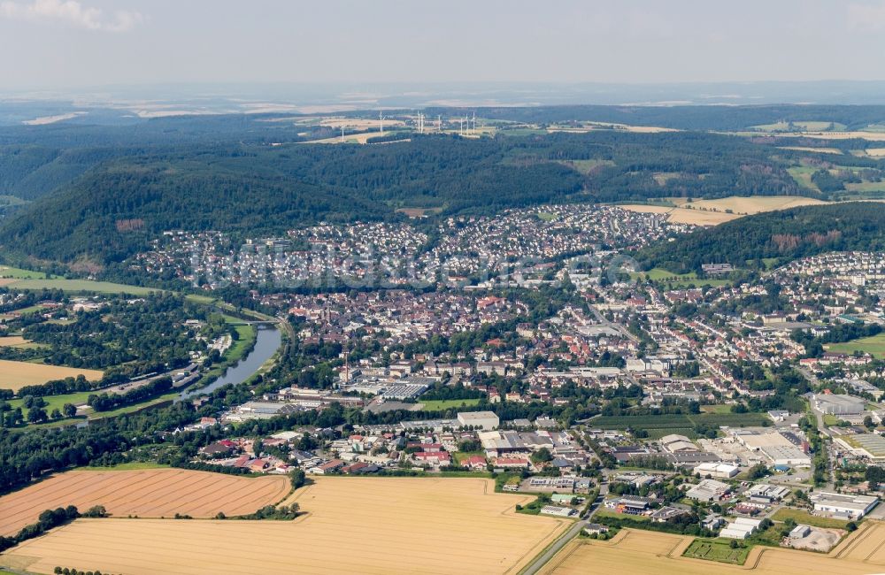 Höxter von oben - Stadtansicht am Ufer des Flußverlaufes der Weser in Höxter im Bundesland Nordrhein-Westfalen, Deutschland