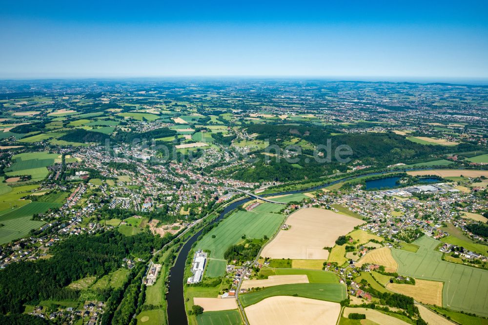 Luftaufnahme Vlotho - Stadtansicht am Ufer des Flußverlaufes Weser in Vlotho im Bundesland Nordrhein-Westfalen, Deutschland