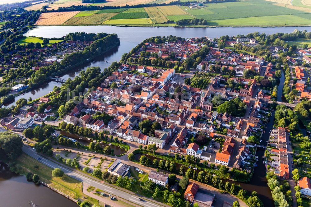 Friedrichstadt von oben - Stadtansicht am Ufer des Flußverlaufes zwischen Treene und Eider in Friedrichstadt im Bundesland Schleswig-Holstein, Deutschland