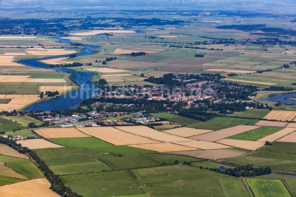 Luftaufnahme Friedrichstadt - Stadtansicht am Ufer des Flußverlaufes zwischen Treene und Eider in Friedrichstadt im Bundesland Schleswig-Holstein, Deutschland