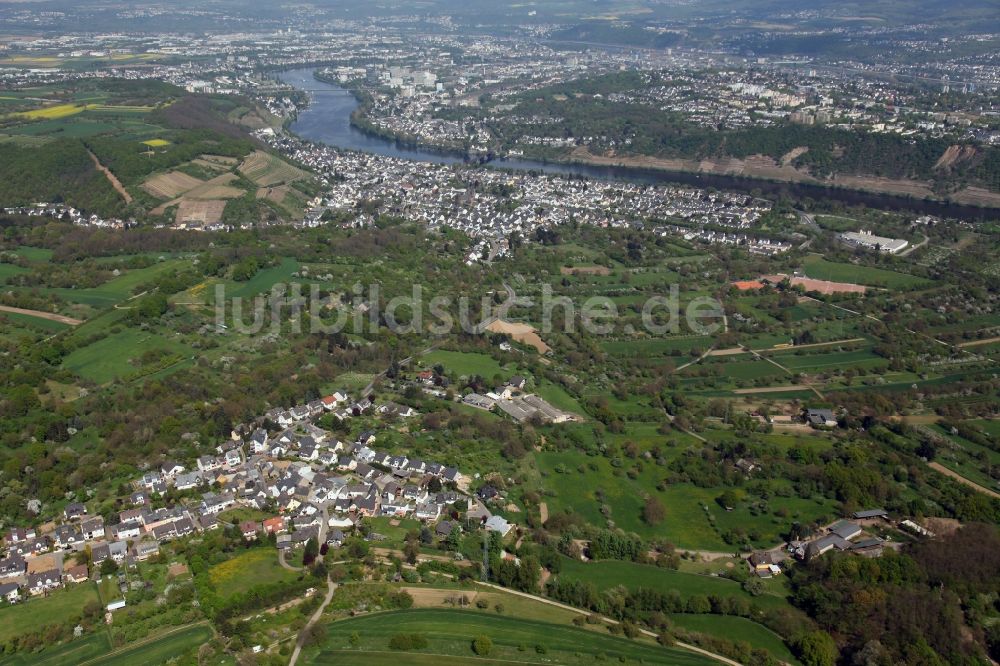 Koblenz OT Güls aus der Vogelperspektive: Stadtansicht am Ufer des Rheinverlaufes von Koblenz-Güls im Bundesland Rheinland-Pfalz