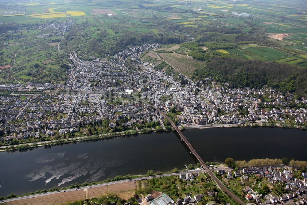 Luftaufnahme Koblenz OT Güls - Stadtansicht am Ufer des Rheinverlaufes von Koblenz-Güls im Bundesland Rheinland-Pfalz