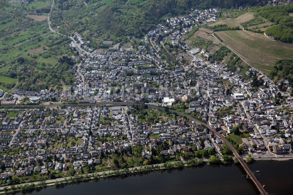 Koblenz OT Güls von oben - Stadtansicht am Ufer des Rheinverlaufes von Koblenz-Güls im Bundesland Rheinland-Pfalz