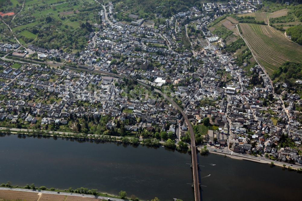 Koblenz OT Güls aus der Vogelperspektive: Stadtansicht am Ufer des Rheinverlaufes von Koblenz-Güls im Bundesland Rheinland-Pfalz