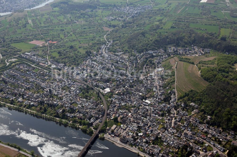 Luftbild Koblenz OT Güls - Stadtansicht am Ufer des Rheinverlaufes von Koblenz-Güls im Bundesland Rheinland-Pfalz