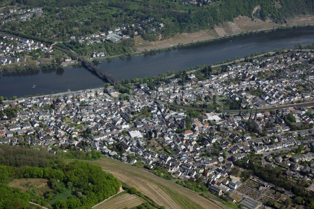 Luftaufnahme Koblenz OT Güls - Stadtansicht am Ufer des Rheinverlaufes von Koblenz-Güls im Bundesland Rheinland-Pfalz