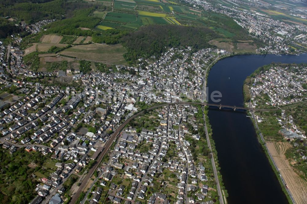 Koblenz OT Güls aus der Vogelperspektive: Stadtansicht am Ufer des Rheinverlaufes von Koblenz-Güls im Bundesland Rheinland-Pfalz