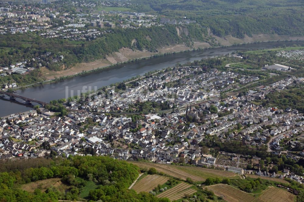 Luftaufnahme Koblenz OT Güls - Stadtansicht am Ufer des Rheinverlaufes von Koblenz-Güls im Bundesland Rheinland-Pfalz