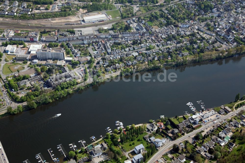 Koblenz OT Moselweiß aus der Vogelperspektive: Stadtansicht am Ufer des Rheinverlaufes von Koblenz-Moselweiß im Bundesland Rheinland-Pfalz