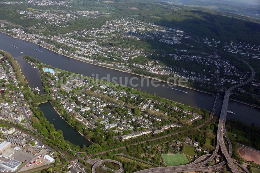 Luftbild Koblenz OT Oberwerth - Stadtansicht am Ufer des Rheinverlaufes von Koblenz- Oberwerth im Bundesland Rheinland-Pfalz