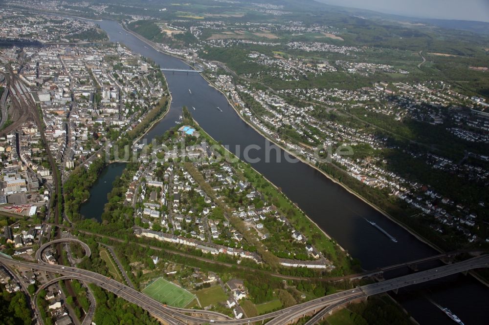 Koblenz OT Oberwerth von oben - Stadtansicht am Ufer des Rheinverlaufes von Koblenz- Oberwerth im Bundesland Rheinland-Pfalz