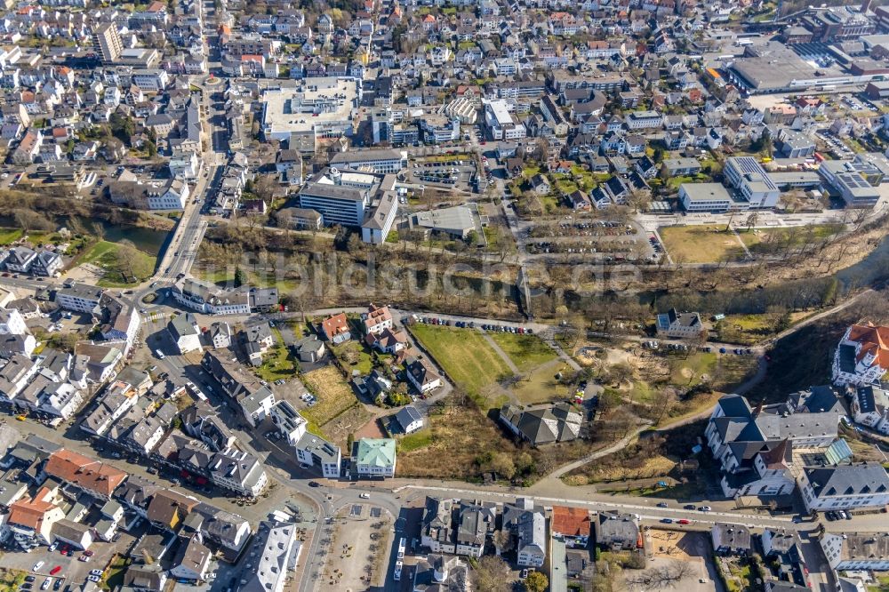 Arnsberg aus der Vogelperspektive: Stadtansicht am Uferbereich des Ruhr - Flussverlaufes in Arnsberg im Bundesland Nordrhein-Westfalen, Deutschland