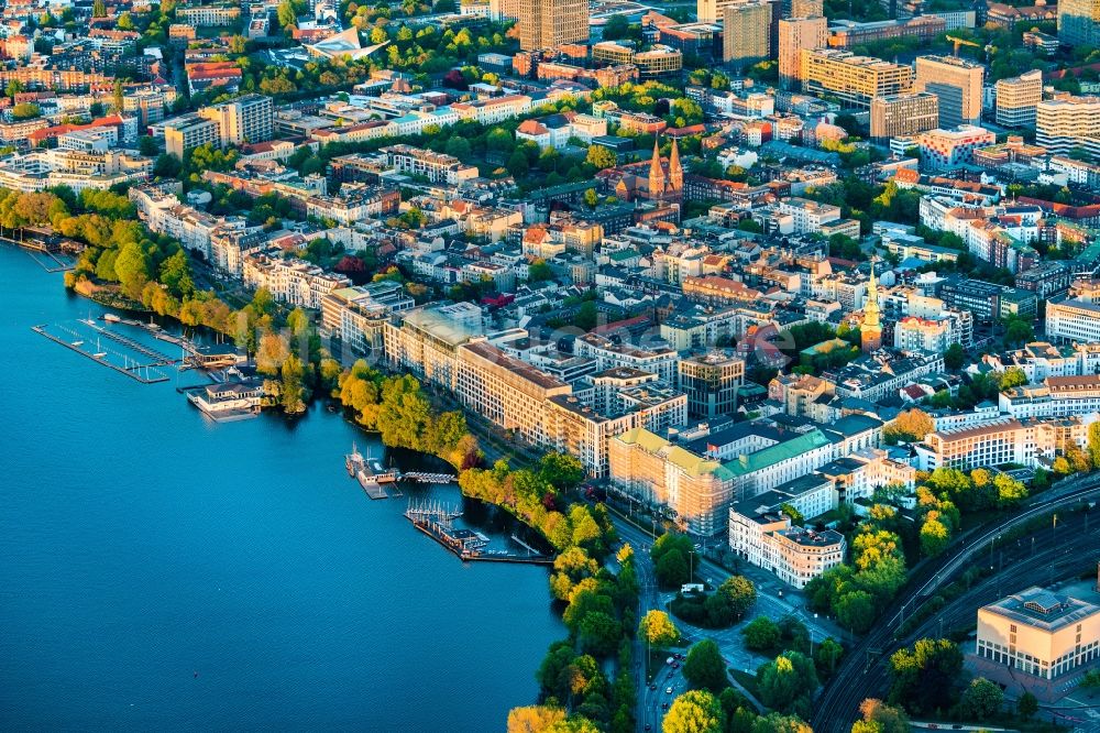 Luftaufnahme Hamburg - Stadtansicht an den Uferbereichen der Außenalster mit Sanierungsarbeiten am Hotel Atlantic Hamburg An der Alster im Stadtgebiet im Ortsteil Sankt Georg in Hamburg, Deutschland