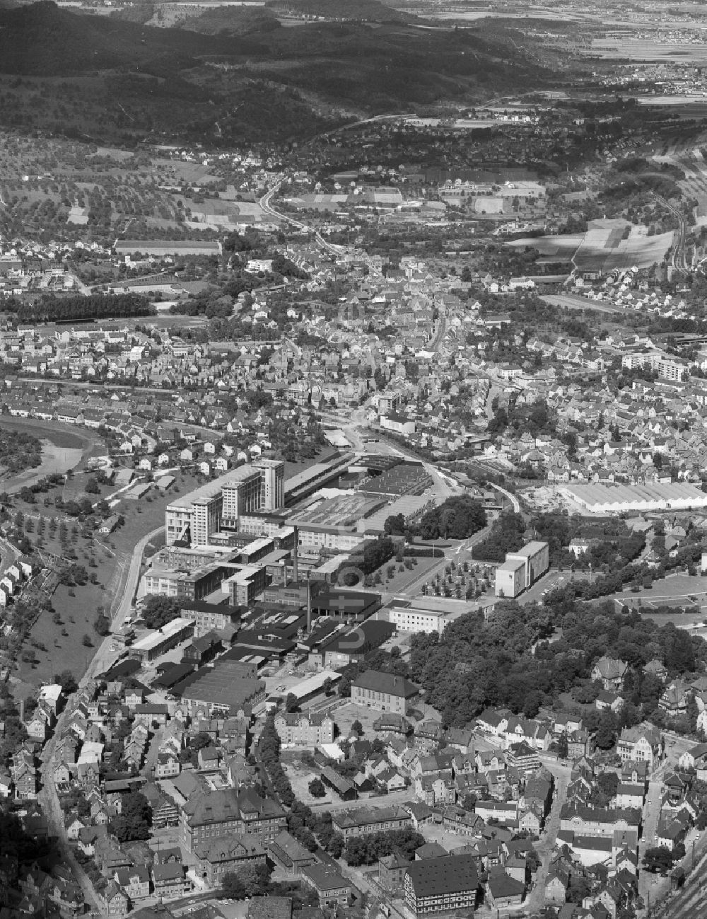 Geislingen an der Steige von oben - Stadtansicht mit umgebender Berglandschaft in Geislingen an der Steige im Bundesland Baden-Württemberg, Deutschland