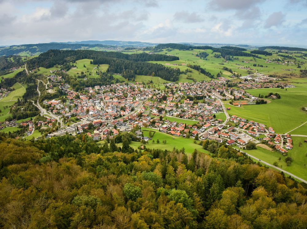 Oberstaufen aus der Vogelperspektive: Stadtansicht mit umgebender Berglandschaft in Oberstaufen im Bundesland Bayern, Deutschland