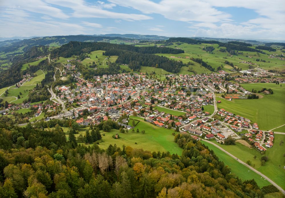 Luftbild Oberstaufen - Stadtansicht mit umgebender Berglandschaft in Oberstaufen im Bundesland Bayern, Deutschland