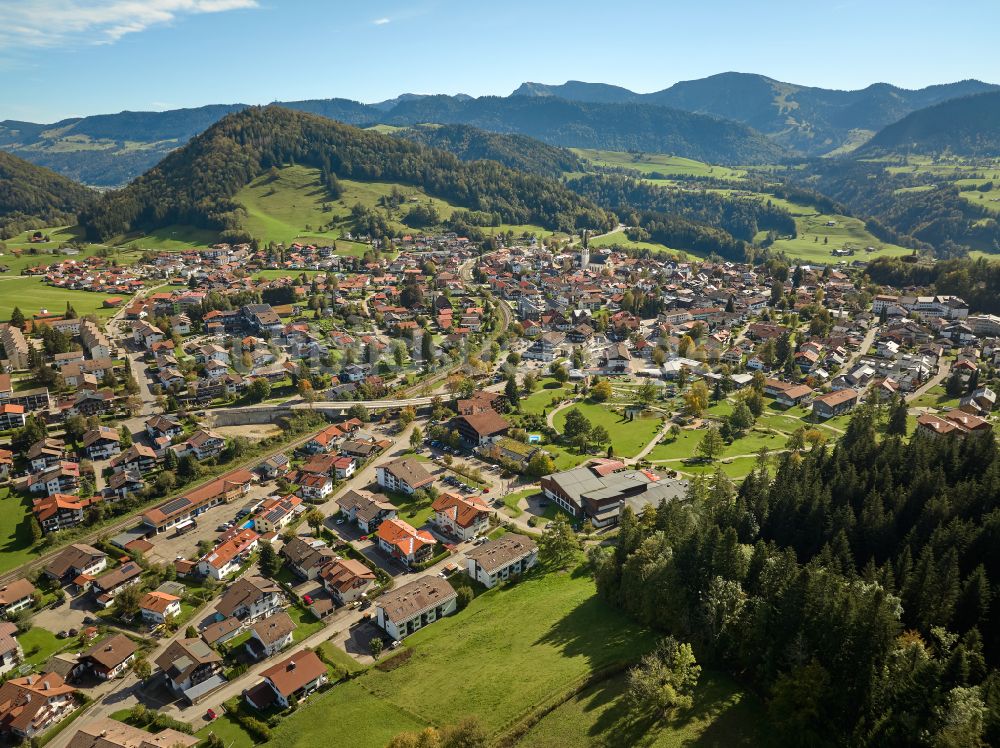 Oberstaufen von oben - Stadtansicht mit umgebender Berglandschaft in Oberstaufen im Bundesland Bayern, Deutschland