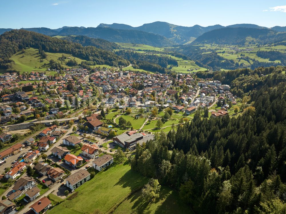 Oberstaufen aus der Vogelperspektive: Stadtansicht mit umgebender Berglandschaft in Oberstaufen im Bundesland Bayern, Deutschland