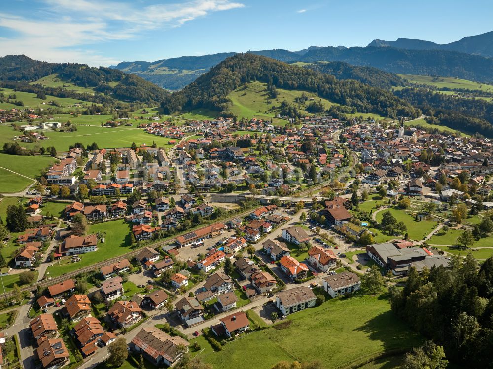 Luftbild Oberstaufen - Stadtansicht mit umgebender Berglandschaft in Oberstaufen im Bundesland Bayern, Deutschland