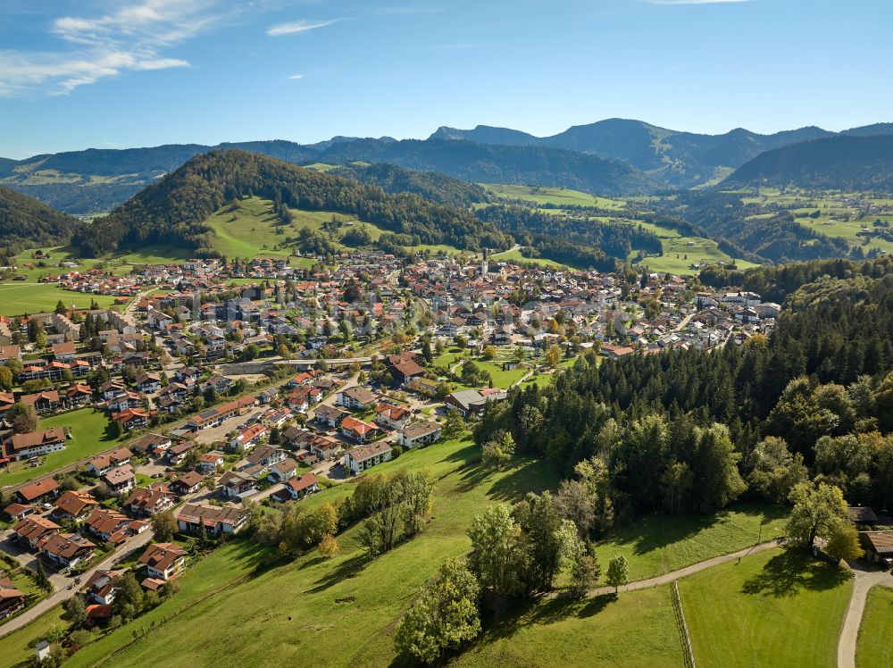 Luftbild Oberstaufen - Stadtansicht mit umgebender Berglandschaft in Oberstaufen im Bundesland Bayern, Deutschland