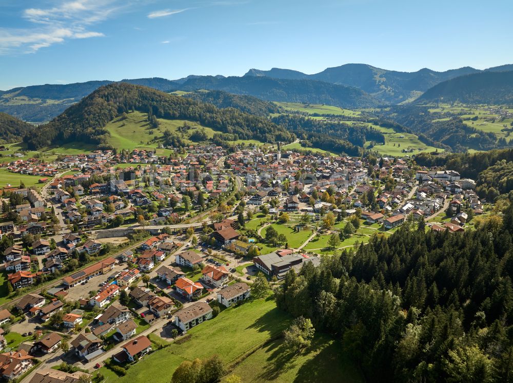 Luftaufnahme Oberstaufen - Stadtansicht mit umgebender Berglandschaft in Oberstaufen im Bundesland Bayern, Deutschland