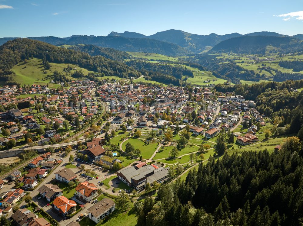 Oberstaufen von oben - Stadtansicht mit umgebender Berglandschaft in Oberstaufen im Bundesland Bayern, Deutschland