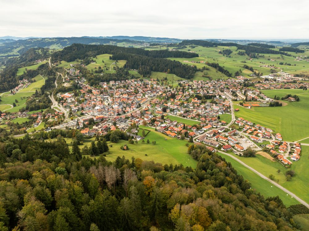 Luftbild Oberstaufen - Stadtansicht mit umgebender Berglandschaft in Oberstaufen im Bundesland Bayern, Deutschland