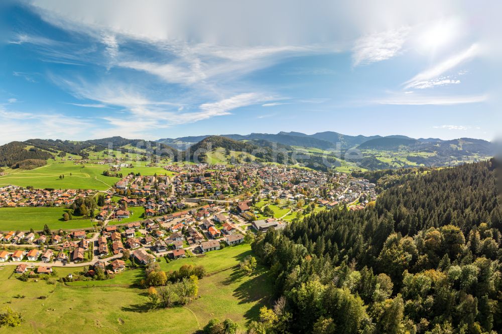 Luftaufnahme Oberstaufen - Stadtansicht mit umgebender Berglandschaft in Oberstaufen im Bundesland Bayern, Deutschland