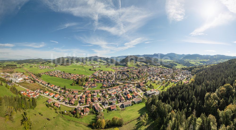 Oberstaufen von oben - Stadtansicht mit umgebender Berglandschaft in Oberstaufen im Bundesland Bayern, Deutschland