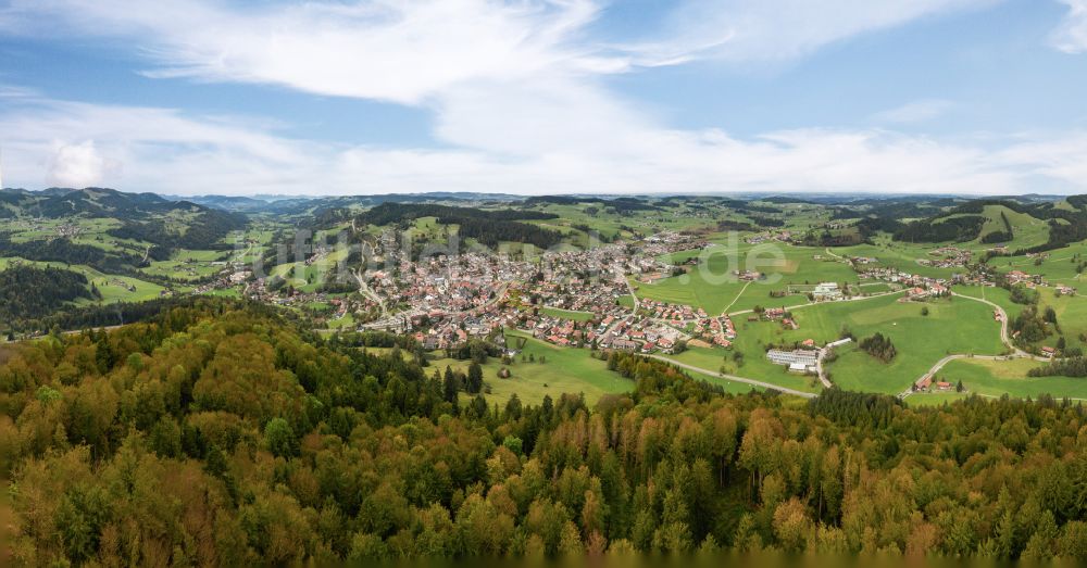 Oberstaufen aus der Vogelperspektive: Stadtansicht mit umgebender Berglandschaft in Oberstaufen im Bundesland Bayern, Deutschland