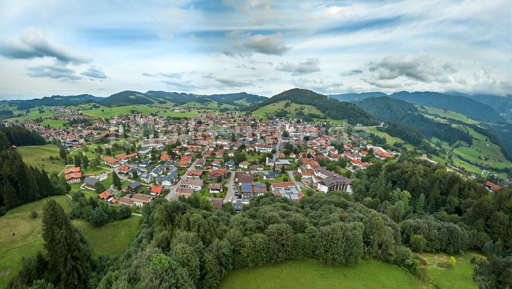 Luftbild Oberstaufen - Stadtansicht mit umgebender Berglandschaft in Oberstaufen im Bundesland Bayern, Deutschland