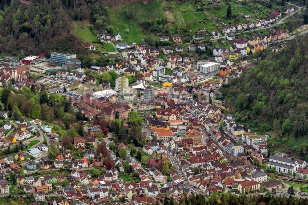 Schramberg von oben - Stadtansicht mit umgebender Berglandschaft in Schramberg im Bundesland Baden-Württemberg, Deutschland