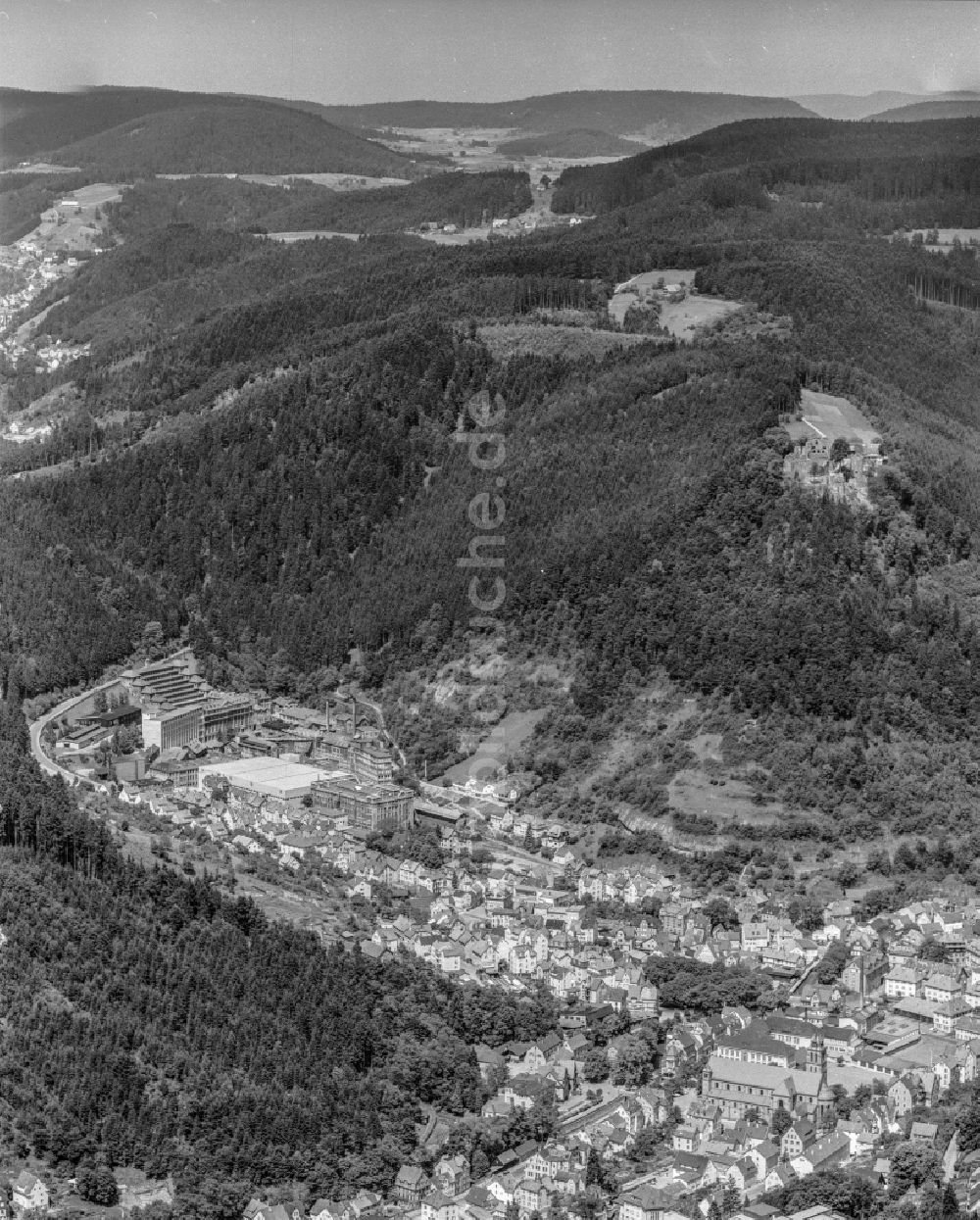 Schramberg aus der Vogelperspektive: Stadtansicht mit umgebender Berglandschaft in Schramberg im Bundesland Baden-Württemberg, Deutschland