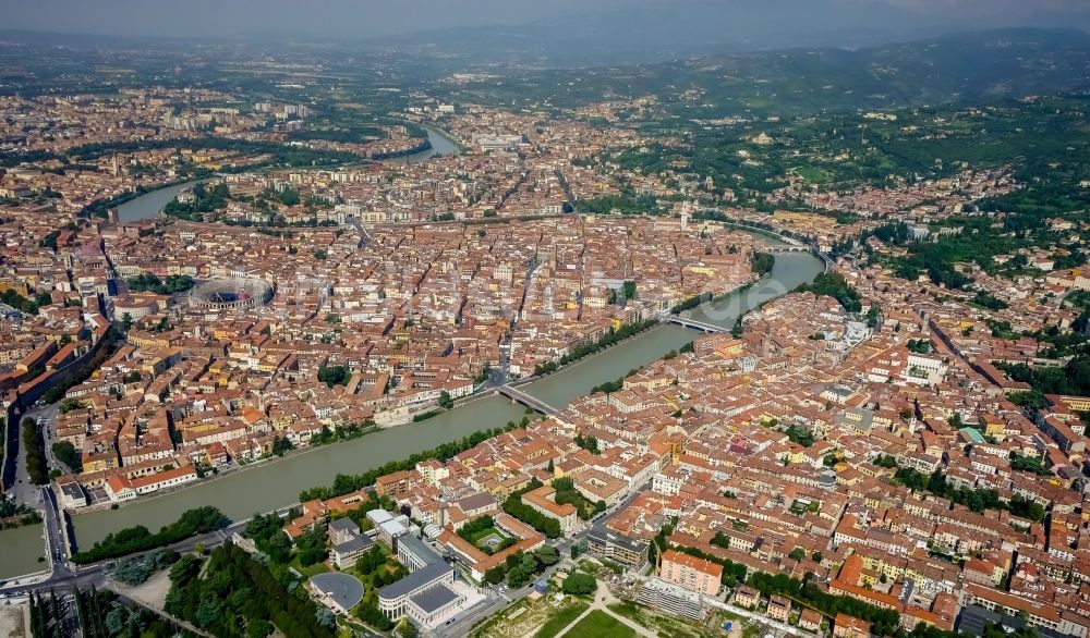 Luftbild Verona - Stadtansicht von Verona in der Region Venetien in Italien