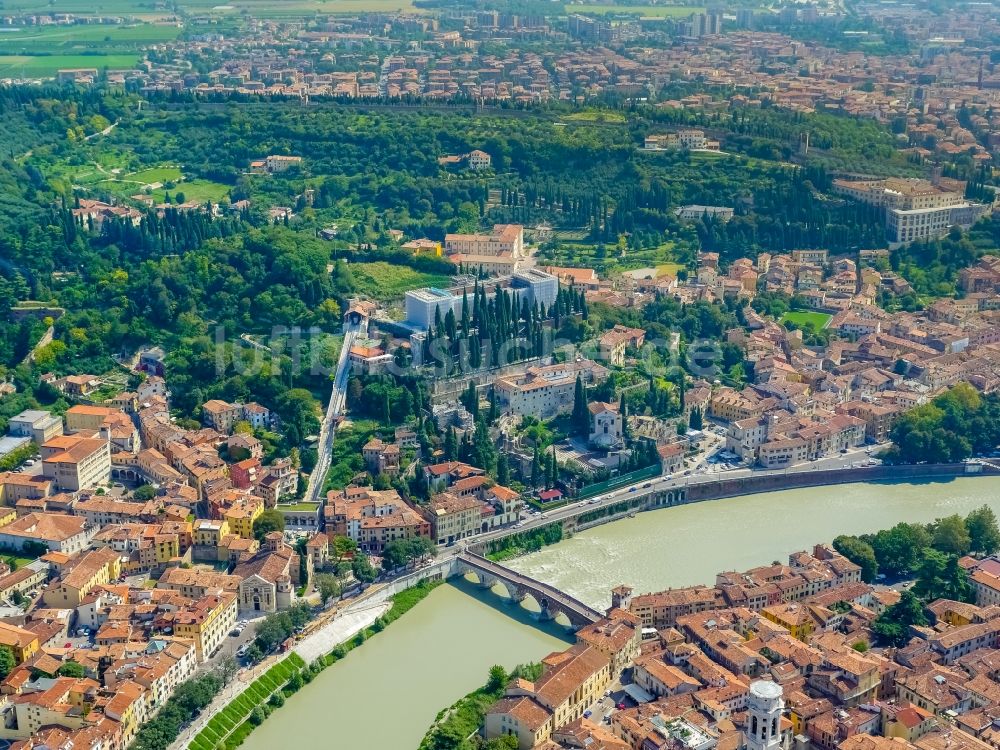 Verona von oben - Stadtansicht von Verona in der Region Venetien in Italien