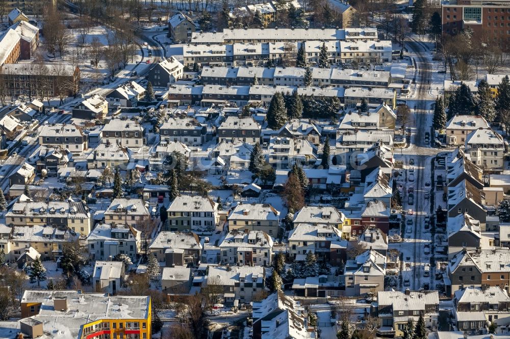 Velbert von oben - Stadtansicht des verschneiten und winterlichen Velbert im Bundesland Nordrhein-Westfalen