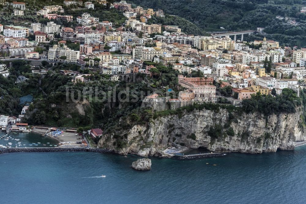 Vico Equense aus der Vogelperspektive: Stadtansicht Vico Equense am Mittelmeer in Italien