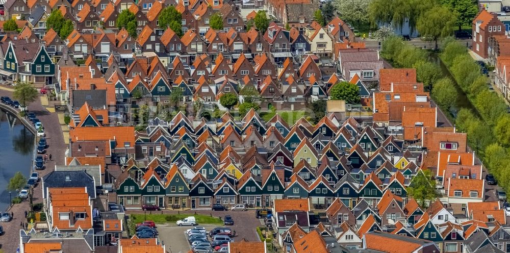 Volendam von oben - Stadtansicht von Volendam an der Küste zum IJsselmeer in Holland - Niederlanden