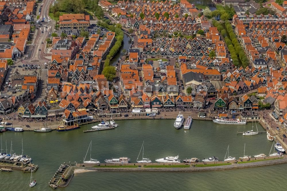 Volendam aus der Vogelperspektive: Stadtansicht von Volendam an der Küste zum IJsselmeer in Holland - Niederlanden