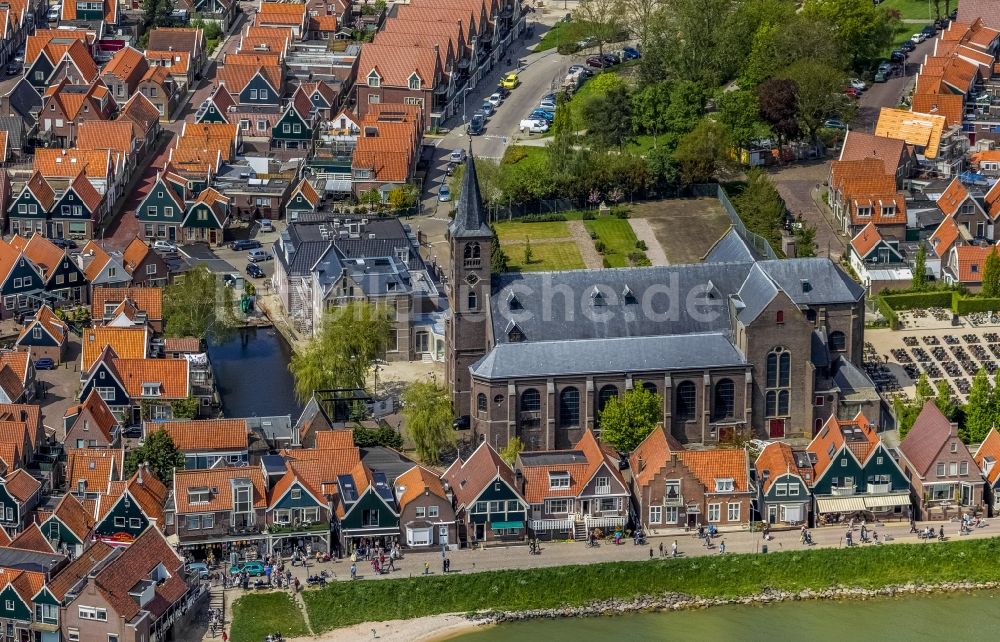 Luftbild Volendam - Stadtansicht von Volendam an der Küste zum IJsselmeer in Holland - Niederlanden