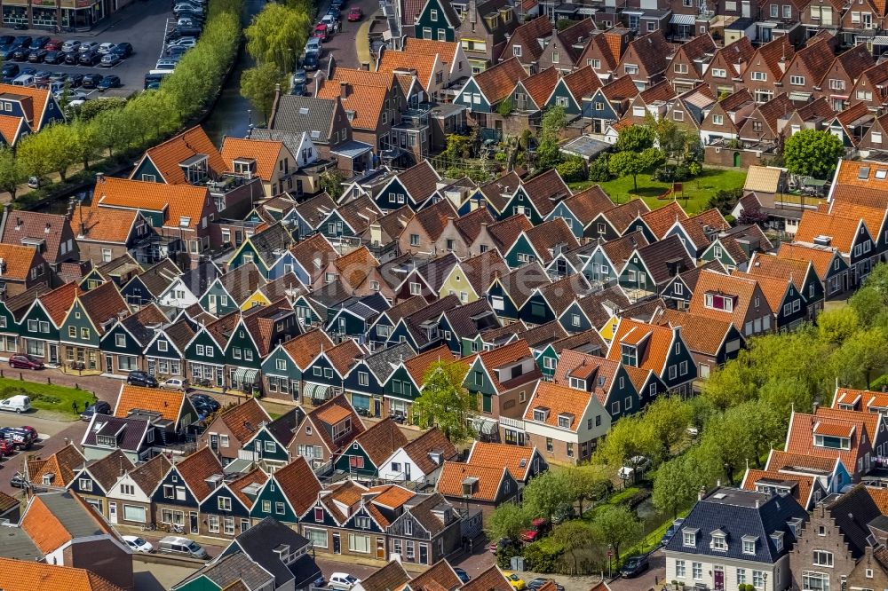 Luftaufnahme Volendam - Stadtansicht von Volendam an der Küste zum IJsselmeer in Holland - Niederlanden