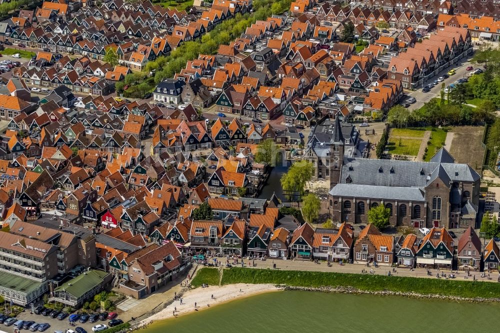 Volendam von oben - Stadtansicht von Volendam an der Küste zum IJsselmeer in Holland - Niederlanden