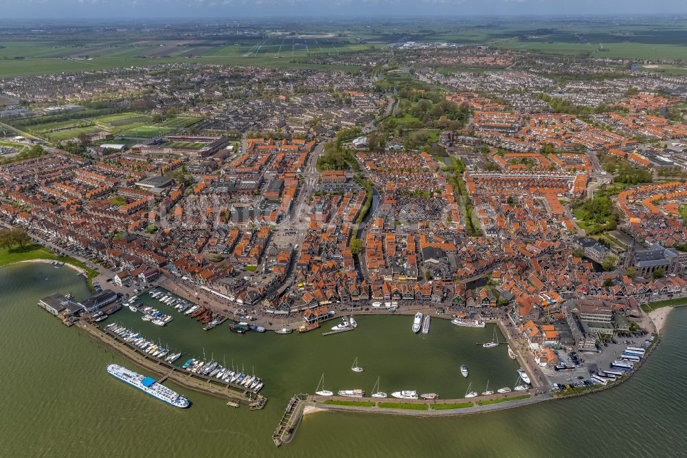 Volendam aus der Vogelperspektive: Stadtansicht von Volendam an der Küste zum IJsselmeer in Holland - Niederlanden