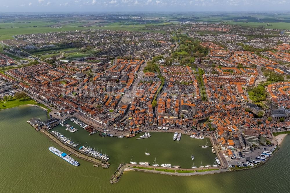 Luftbild Volendam - Stadtansicht von Volendam an der Küste zum IJsselmeer in Holland - Niederlanden