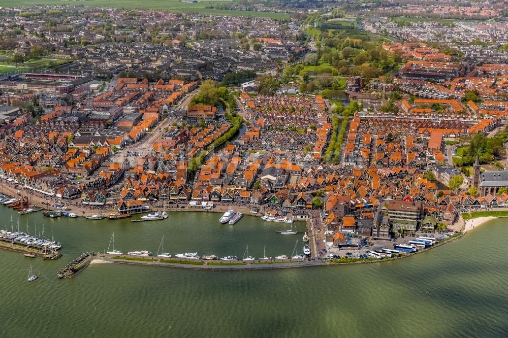 Luftaufnahme Volendam - Stadtansicht von Volendam an der Küste zum IJsselmeer in Holland - Niederlanden