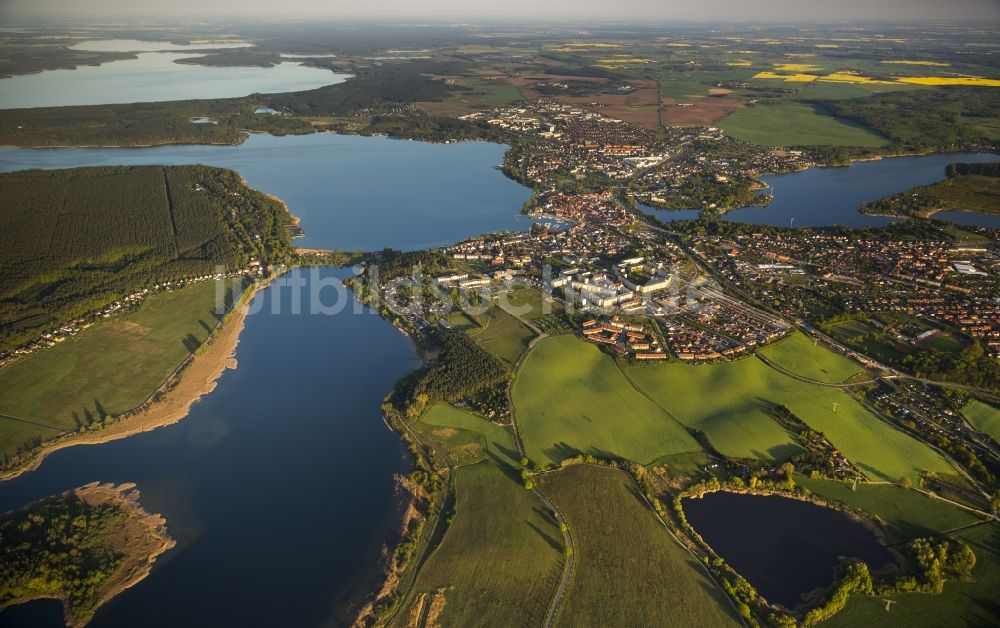 Luftaufnahme Waren (Müritz) - Stadtansicht in Waren am Ufer der Müritz im Bundesland Mecklenburg-Vorpommern