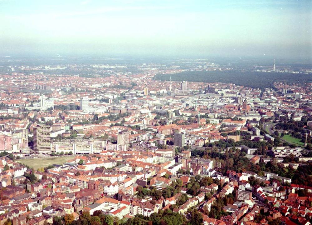 Hannover von oben - Stadtansicht mit weitem Blick über das Zentrum und die Stadt Hannover 01.10.2002